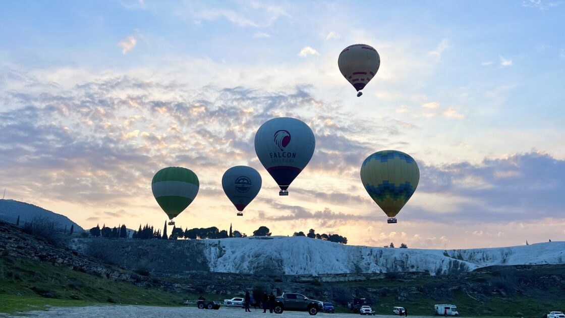 トルコのパムッカレの朝焼けと気球