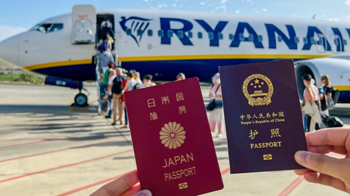 中国の友人のパスポートとライアンエアーの写真