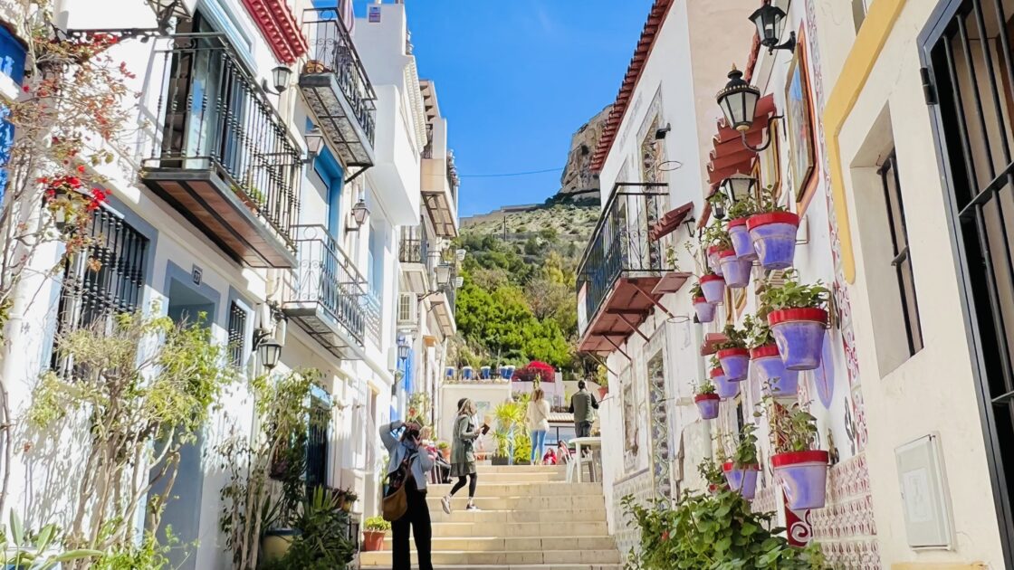 スペインのアリカンテにあるサンタバルバラ城付近の旧市街