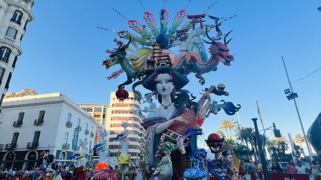 スペインのアリカンテのサン・フアンの火祭りの写真