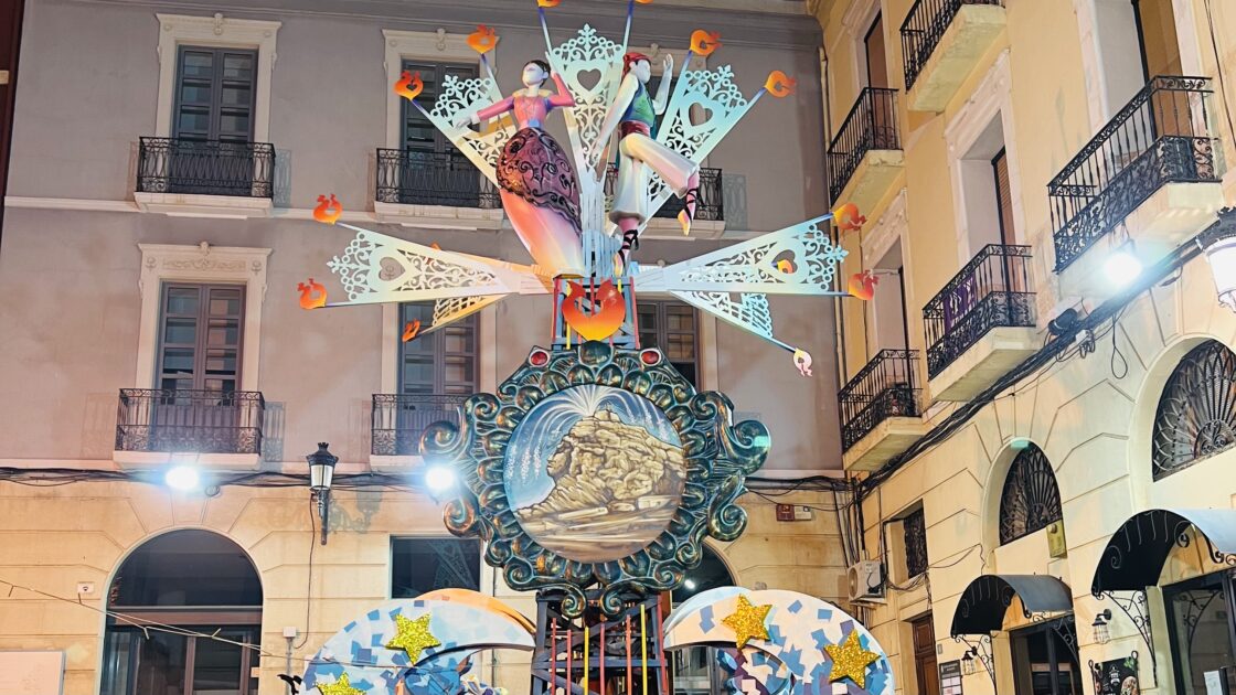 スペインのアリカンテのサン・フアンの火祭りの写真
