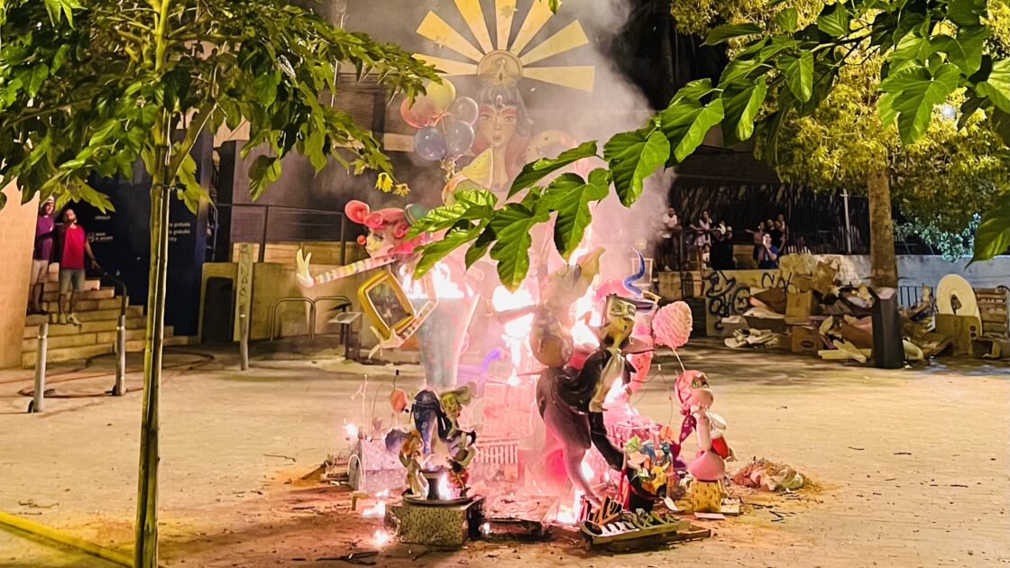 スペインのアリカンテのサン・フアンの火祭りの写真