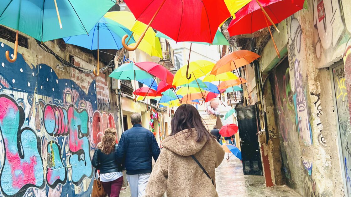 バレンシアの街並み・傘の写真