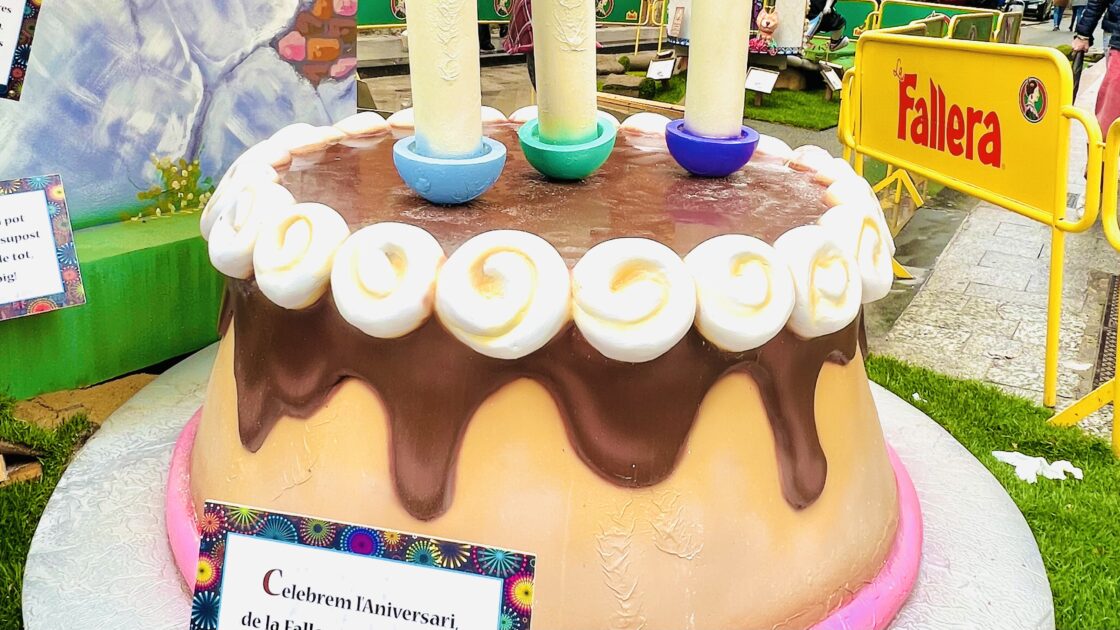 街中に設置された人形の写真