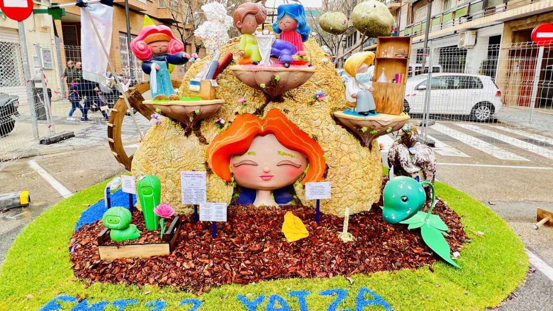 街中に設置された人形の写真
