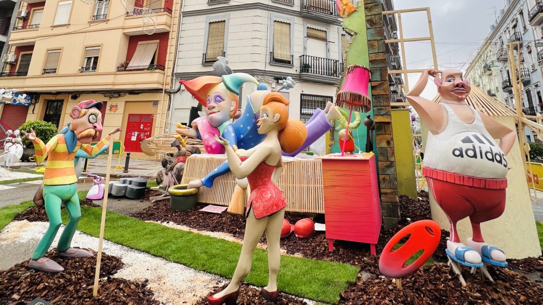 街中に設置された人形の写真