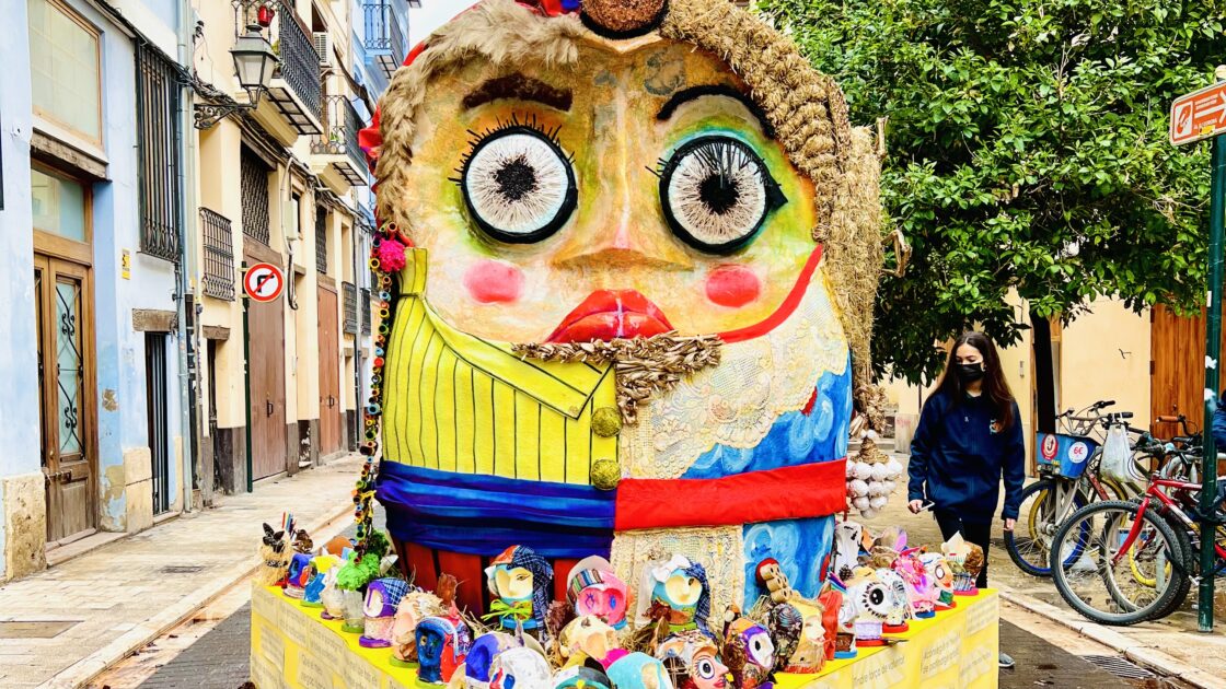 街中に設置された人形の写真