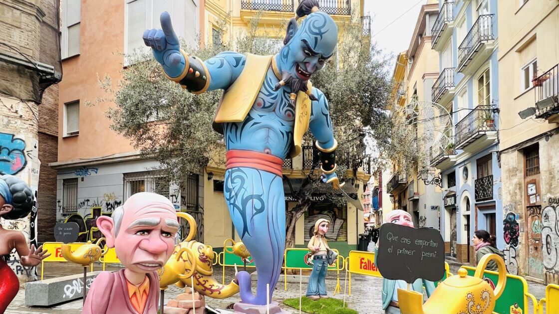 街中に設置された人形の写真