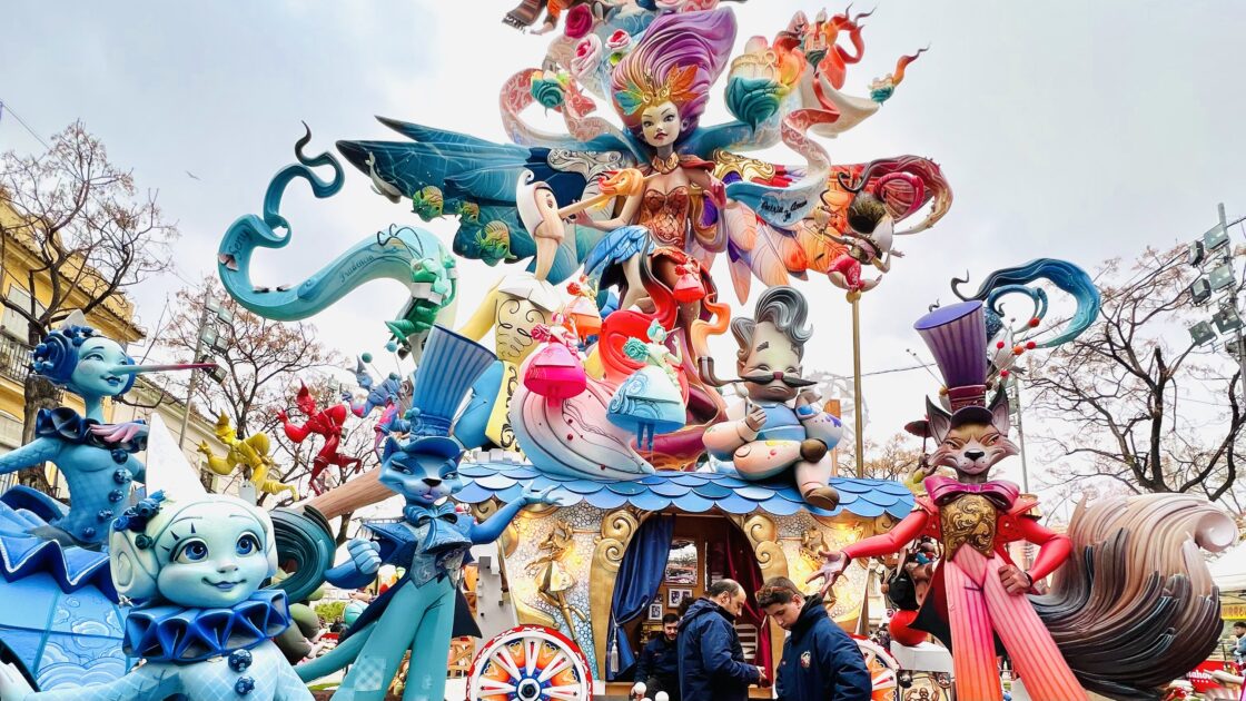 街中に設置された人形の写真