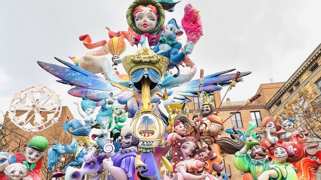 街中に設置された人形の写真