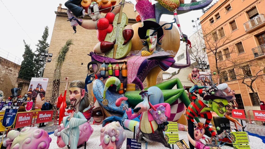 街中に設置された人形の写真