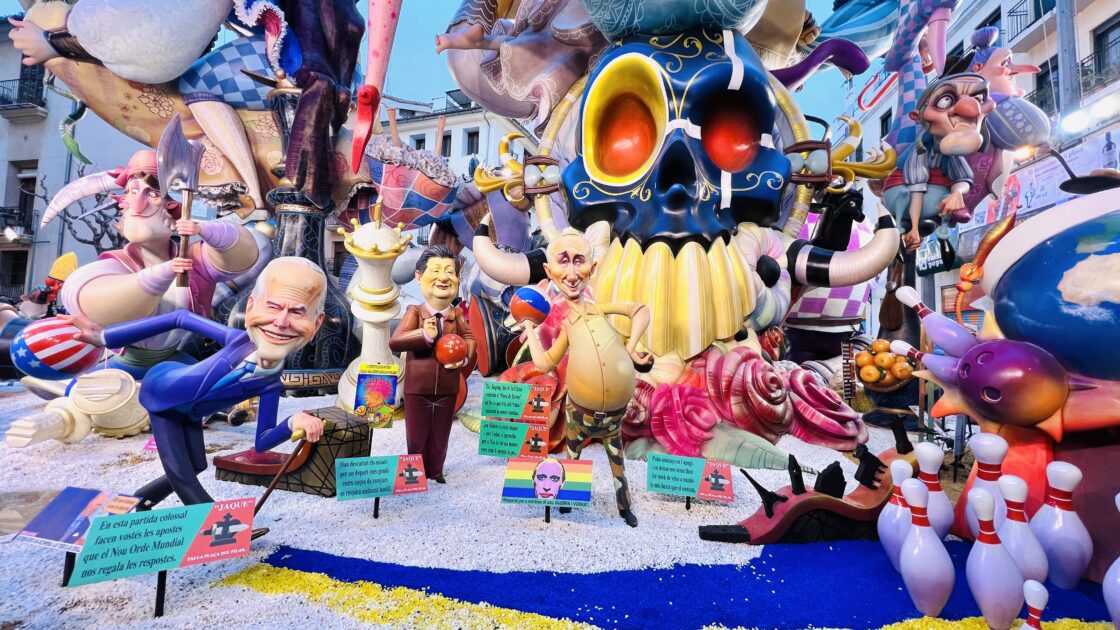 街中に設置された人形の写真