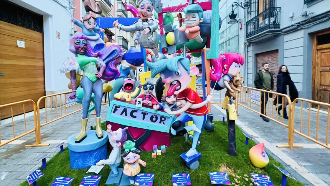 街中に設置された人形の写真