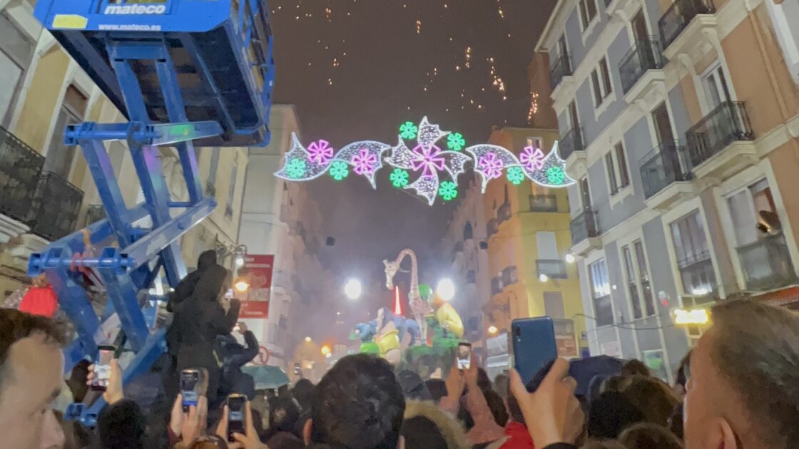 街中に設置された人形の写真