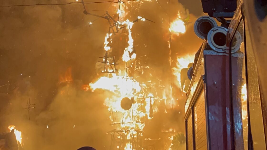 火祭りの人形が燃えている写真