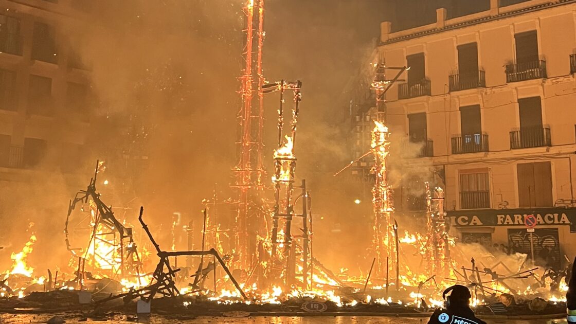 火祭りの人形が燃えている写真