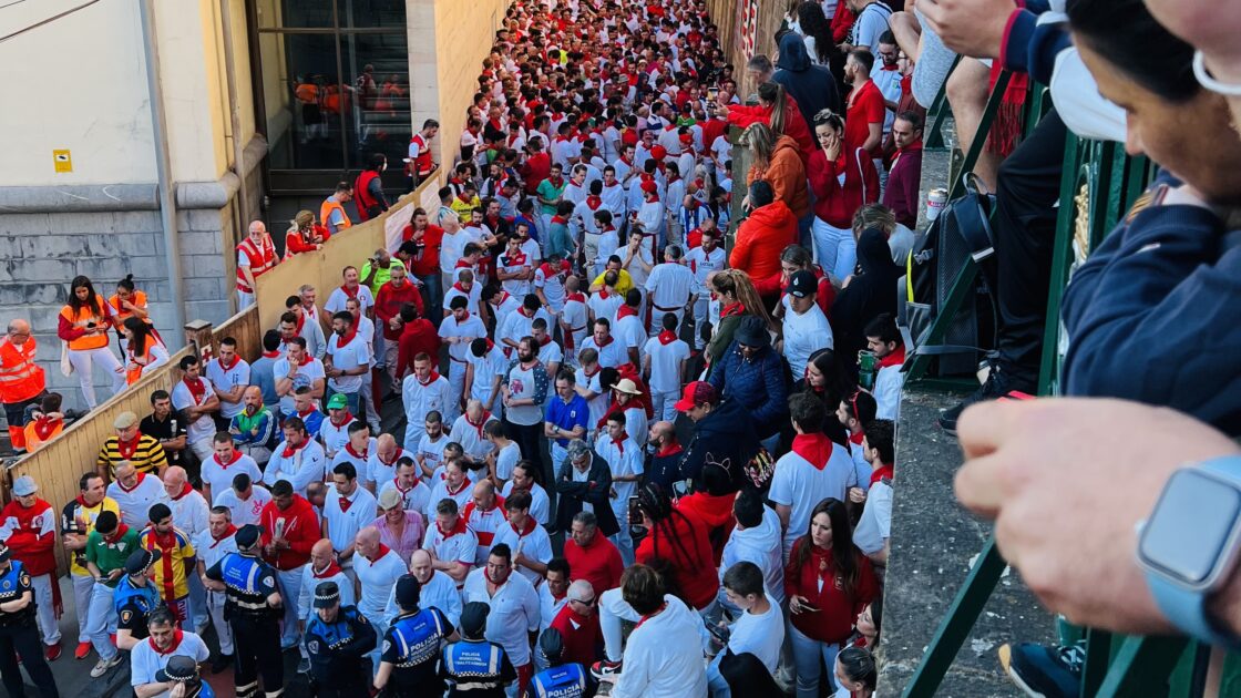 お祭り期間中のパンプローナ旧市街の街並みと、祭りを観戦する人々