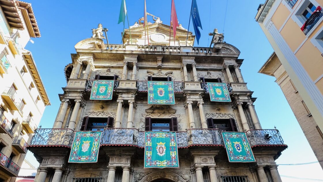 お祭り期間中のパンプローナ旧市街の街並み