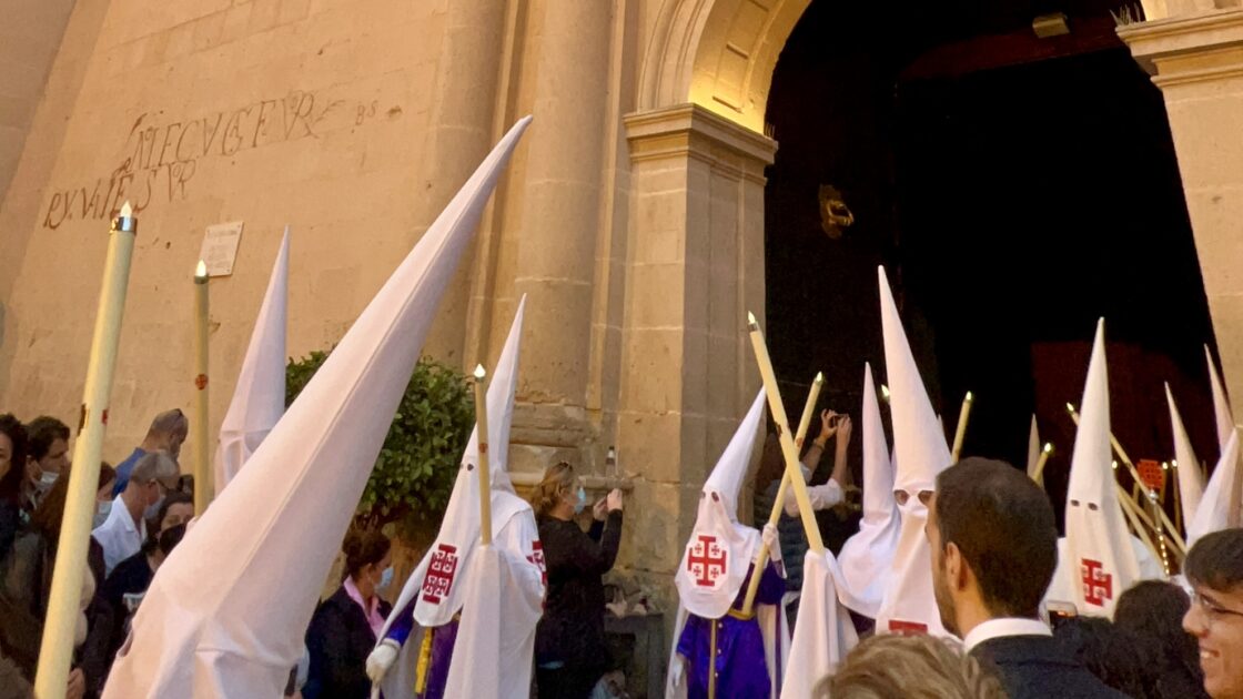 とんがり帽子の人々