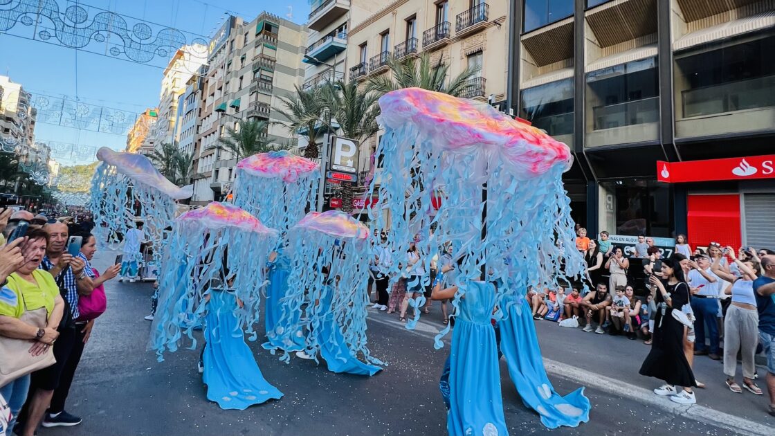 スペインのアリカンテのサン・フアンの火祭りの写真