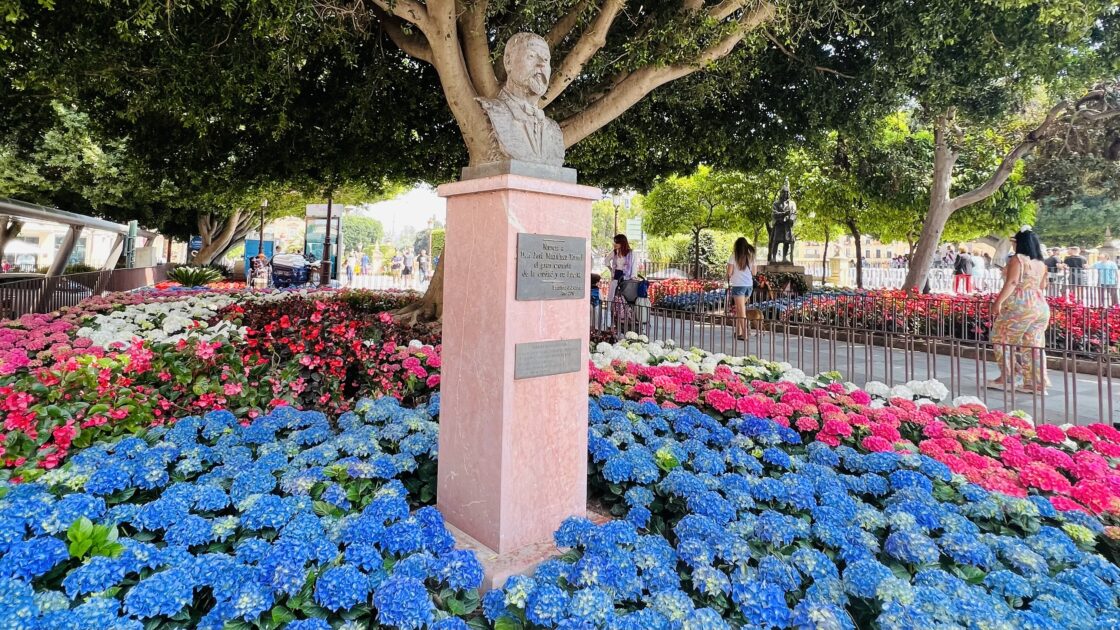 ムルシアの広場を彩るカラフルな紫陽花と、涼しげな噴水・銅像の美しいコントラスト