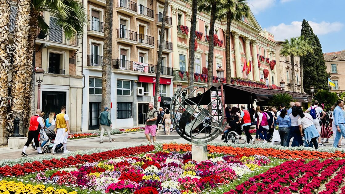 スペイン・ムルシアの春祭りを彩る、街中に咲き誇る美しい花々と街並み