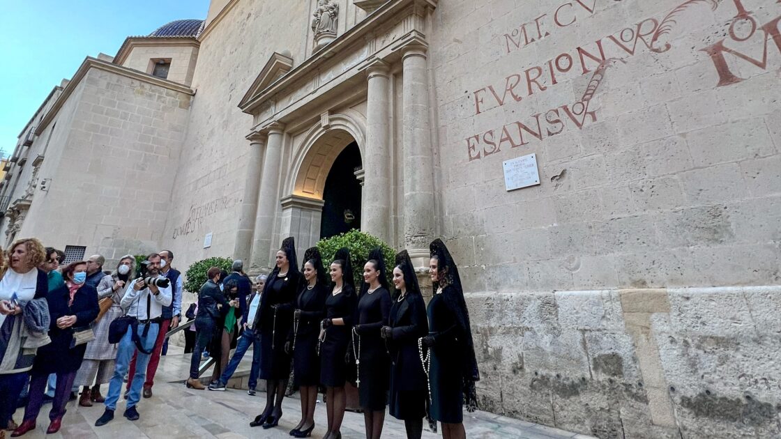 アリカンテの街と行列