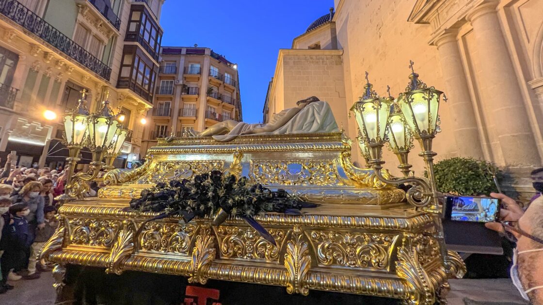 巨大な神輿（パソ）