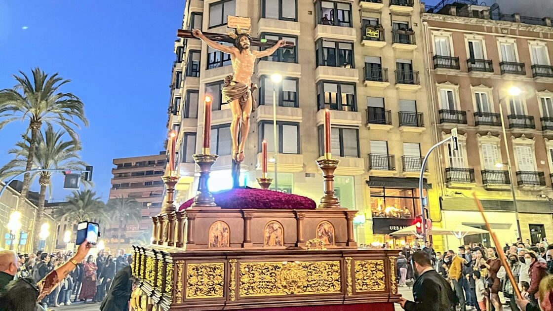 巨大な神輿（パソ）