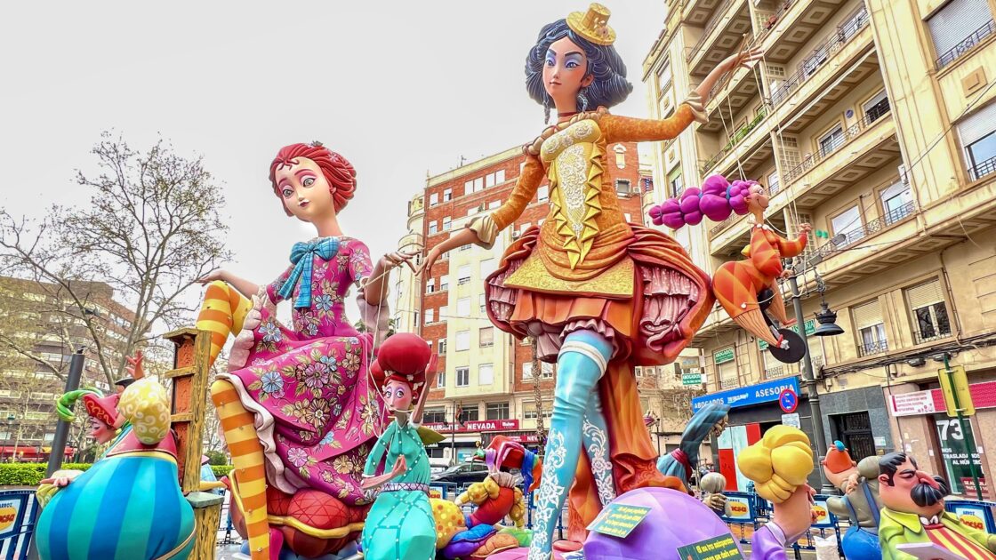 街中に設置された人形の写真