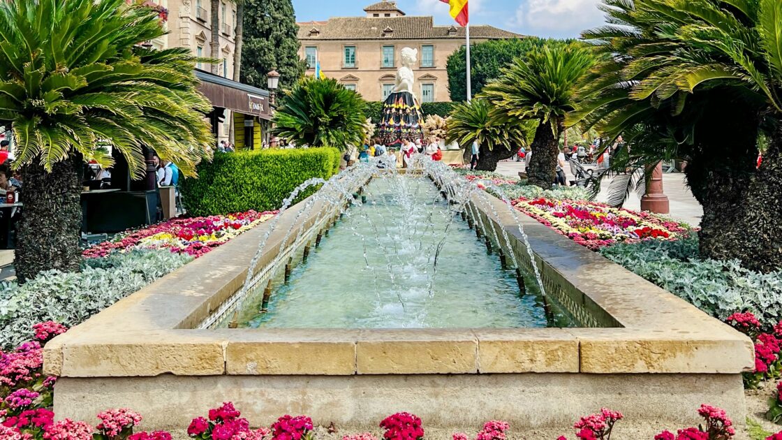 春の陽気と水音が心地よい、ムルシア市内の噴水と色とりどりの花畑