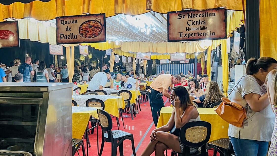 スペインのアリカンテのサン・フアンの火祭りの写真