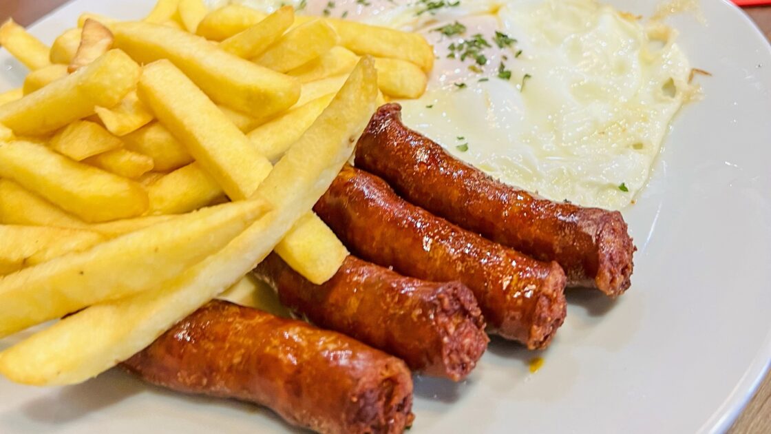 ナバーラ州パンプローナ名物の赤いソーセージ「チストラ」のグリルとパンの盛り合わせ