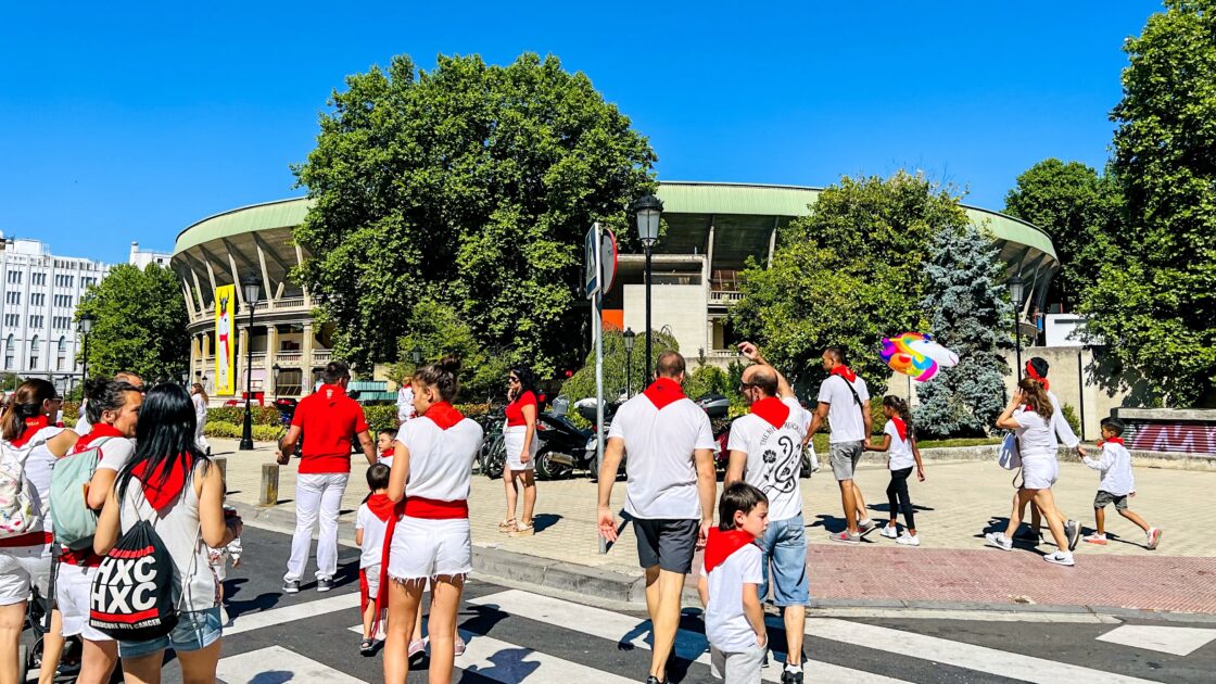 サン・フェルミン祭の期間中、白い服に赤いスカーフを巻いて街を埋め尽くす群衆と熱狂的な雰囲気