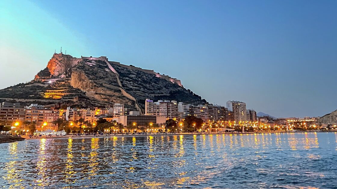 地中海の海とアリカンテの街並み、そしてライトアップされたサンタバルバラ城が織りなす美しい夜景