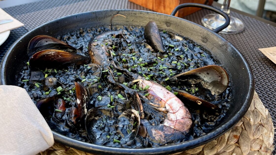 バルセロナ名物イカ墨のパエリア