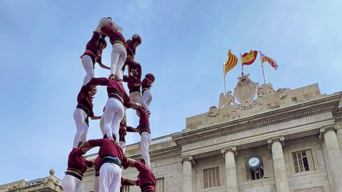 人間の塔（途中）