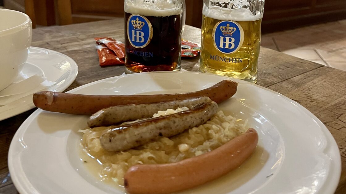 ドイツの南部のミュンヘンのビールとソーセージ