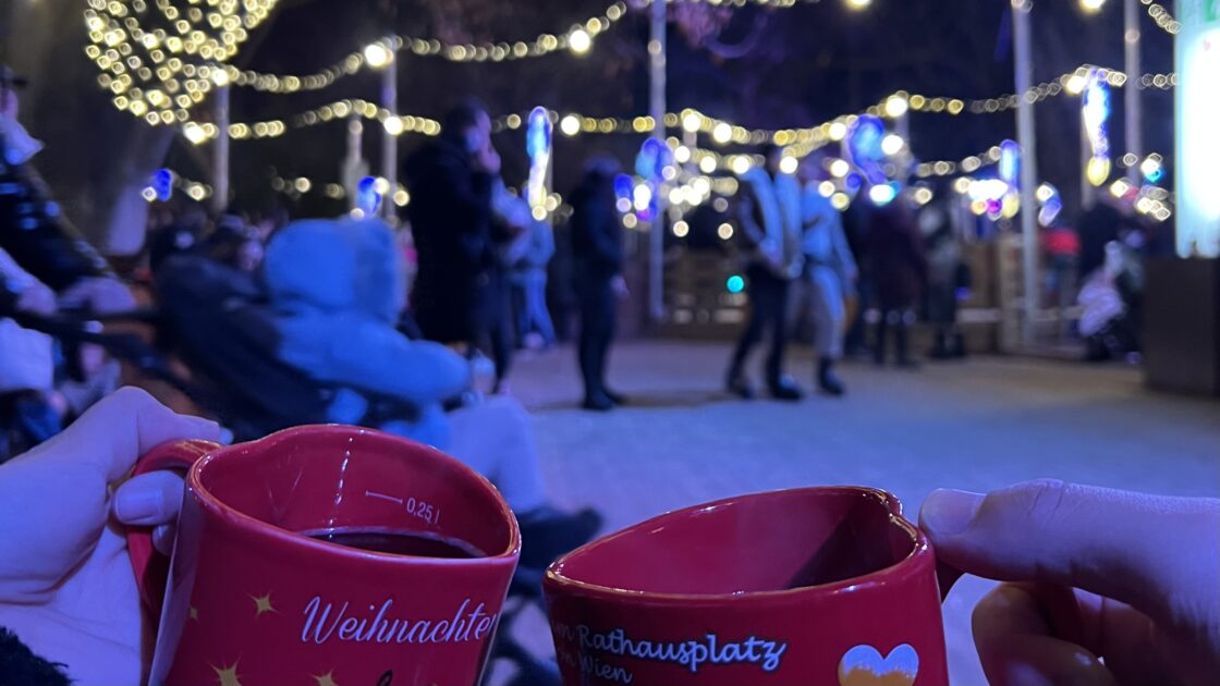 オーストリアのウィーンのクリスマスマーケットとグリューワイン