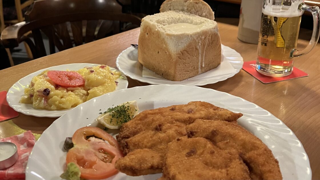 オーストリアのウィーンの名物カツレツとガーリックシチュー