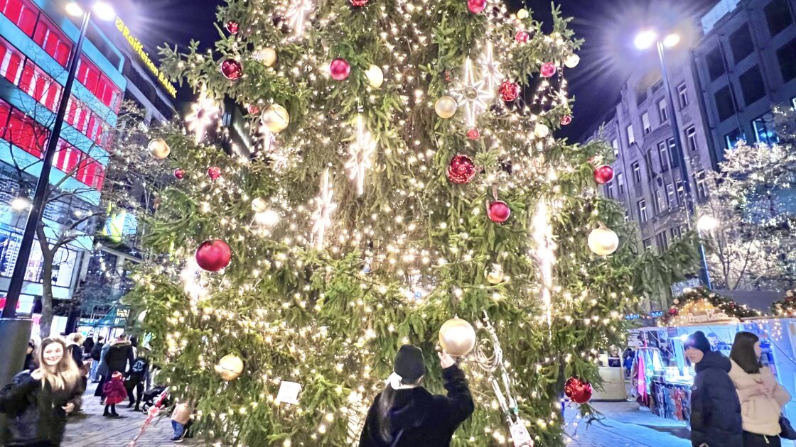 チェコのプラハのクリスマスマーケットとツリーとはるカタルーニャ