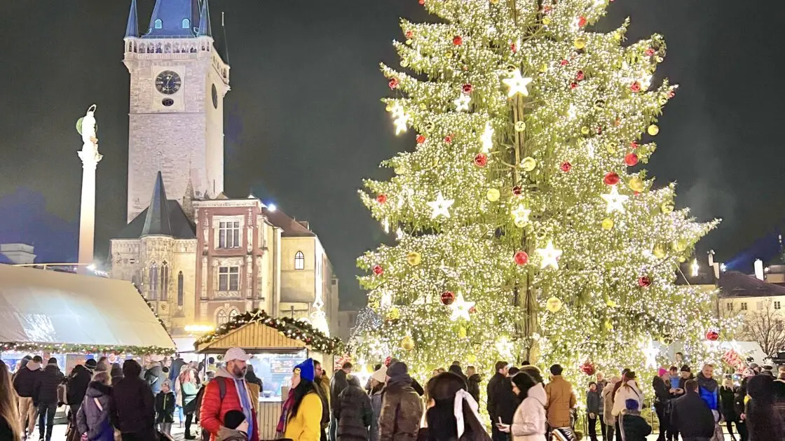 チェコのプラハのクリスマスマーケットと旧市街とはるカタルーニャ