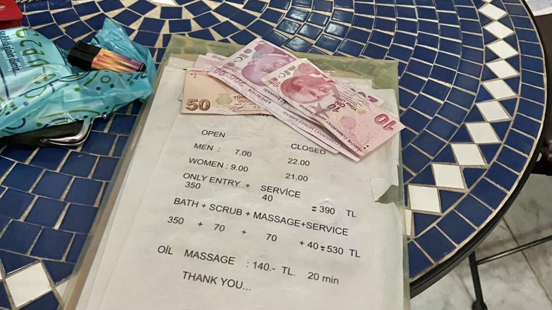トルコのイスタンブールのハマムの料金の写真