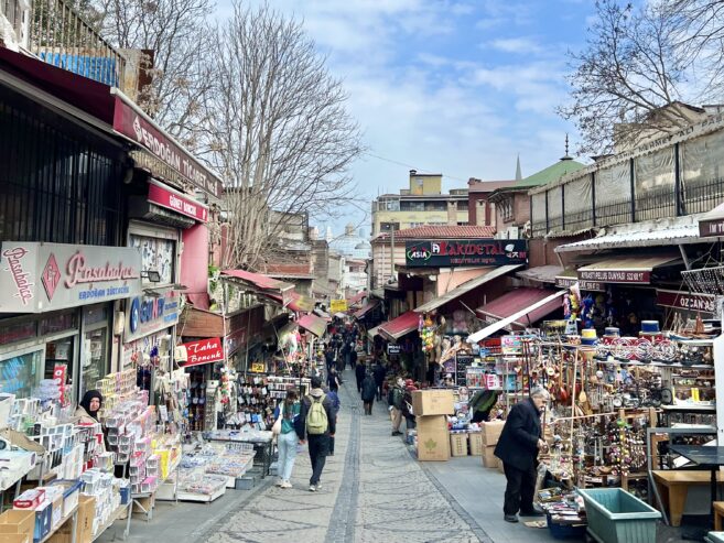 トルコイスタンブール、グランバザールにお店が立ち並ぶ様子