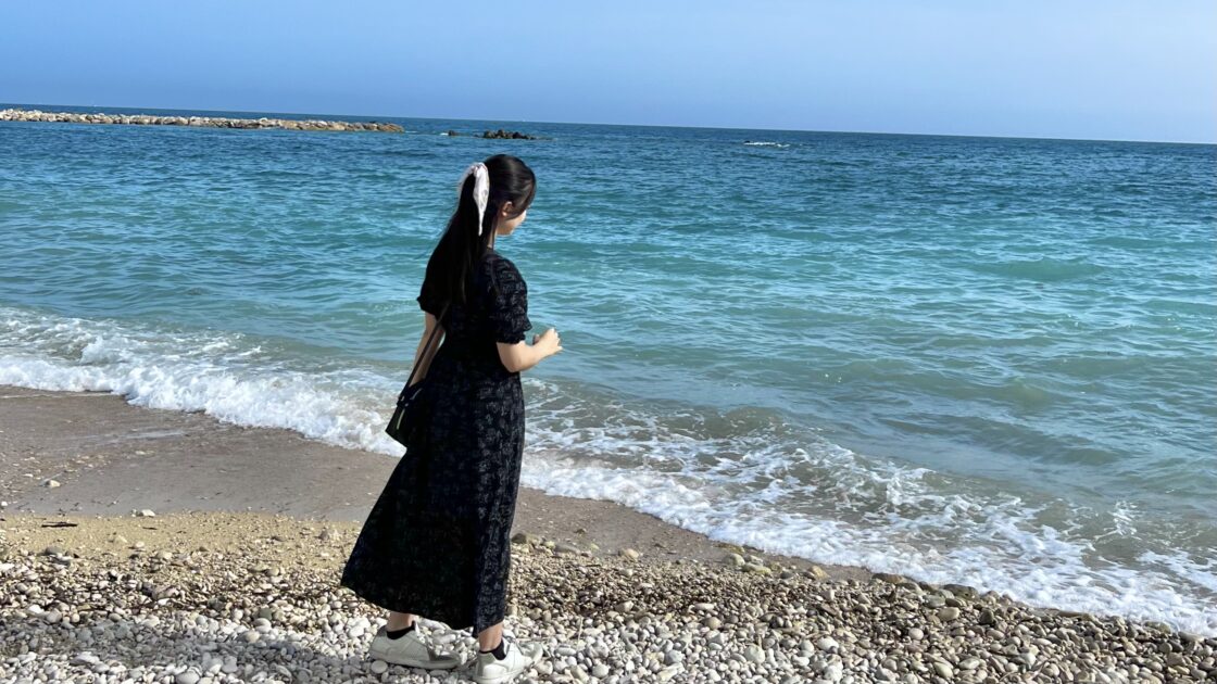スペイン南部アリカンテの白い街アルテアの海とはるカタルーニャ