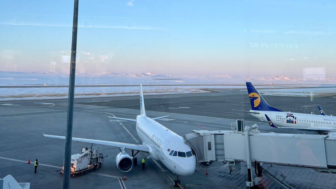 モンゴルの首都ウランバートルの空港と朝焼け