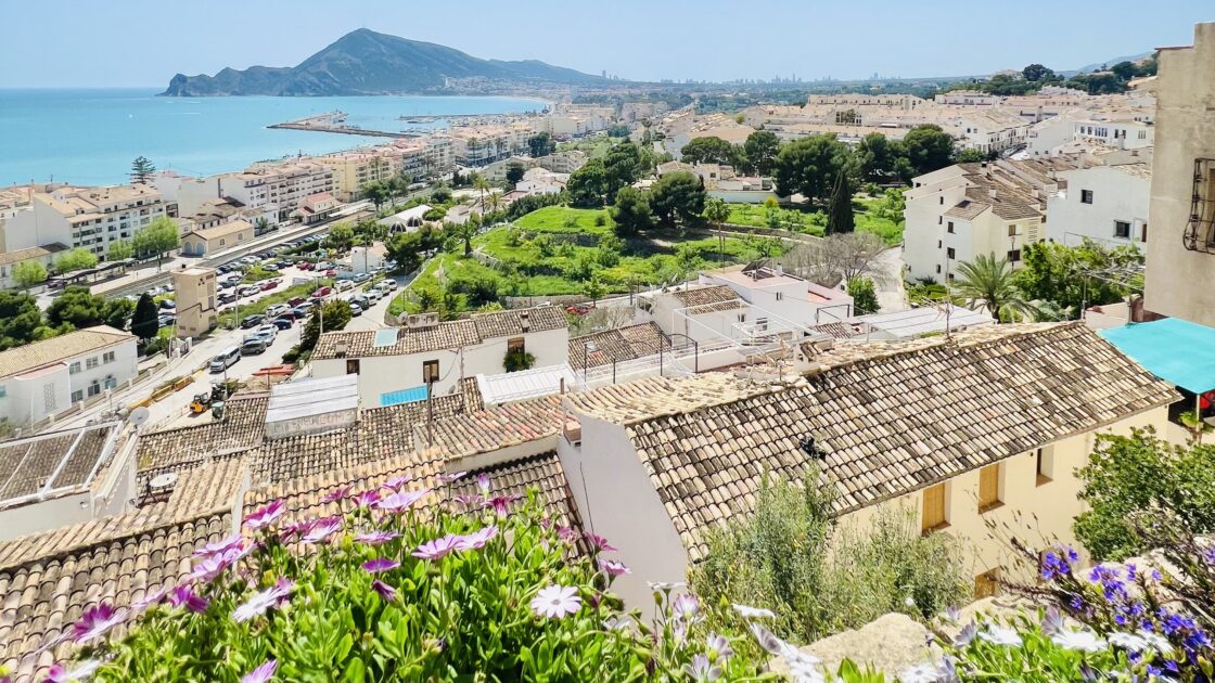 スペイン南部アリカンテの白い街アルテアの街並み