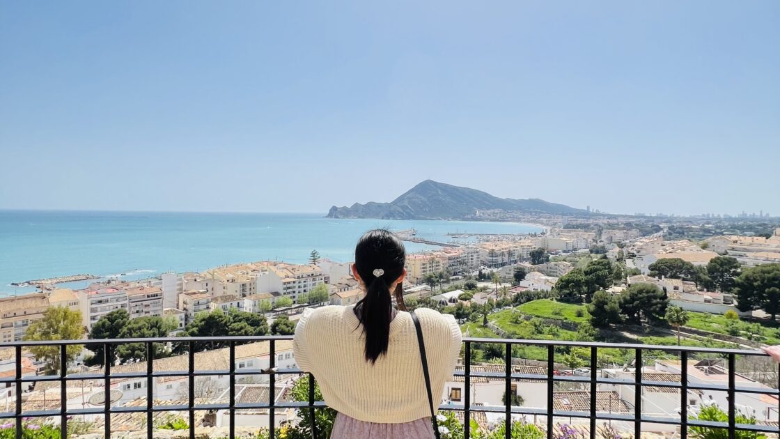 スペイン南部アリカンテの白い街アルテアの街並みと海とはるカタルーニャ