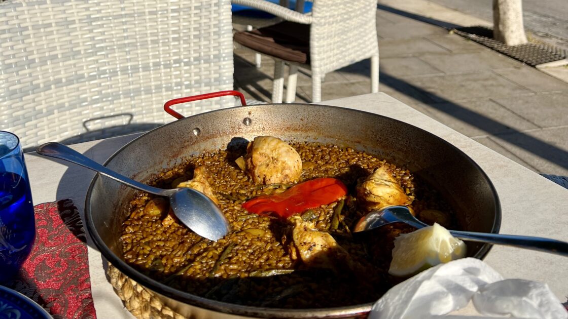 スペイン南部アリカンテの白い街アルテアので食べたパエリア