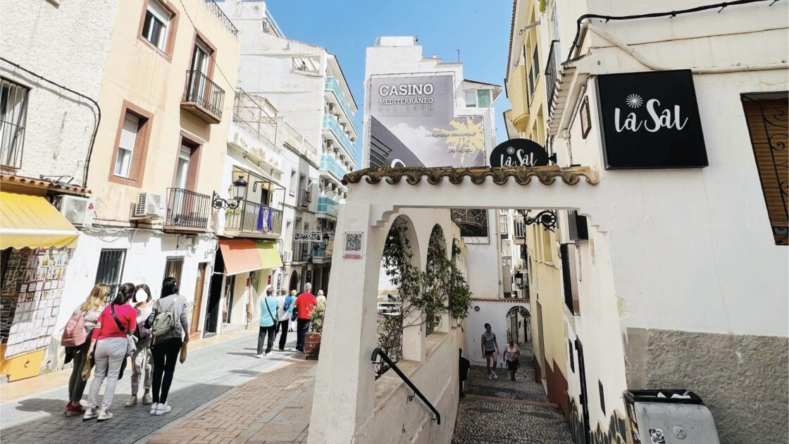 スペイン南東部アリカンテのリゾート地ベニドルムの街並み